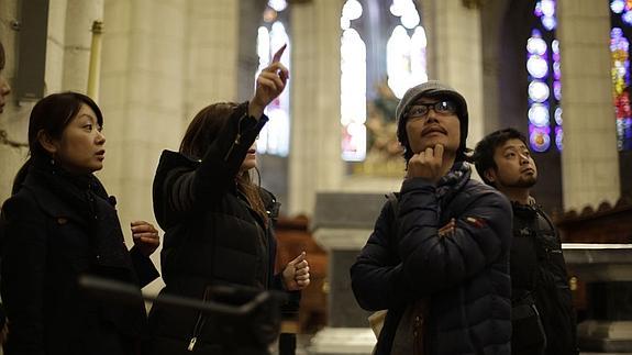 Visitantes japoneses en la catedral de Santa María. RAFA GUTIÉRREZ