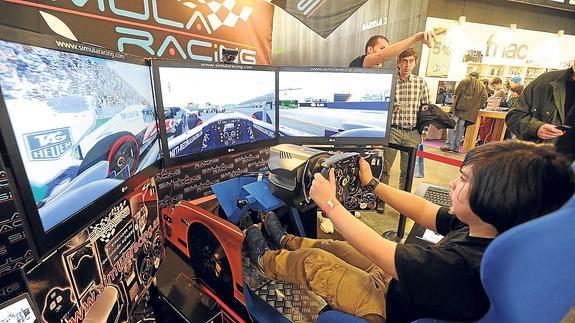 Un joven conductor, a los mandos de un Fórmula 1 en el Fun & Seriuos Game Festival del año pasado.