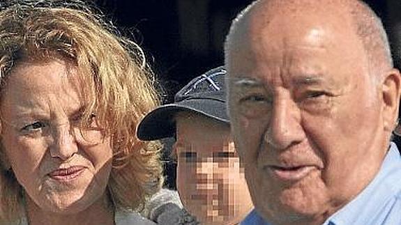 Amancio Ortega, su mujer y su nieto.