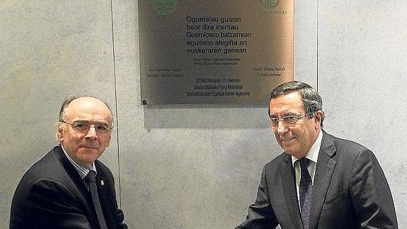 Andrés Urrutia y José Luis Bilbao se saludan bajo la placa.