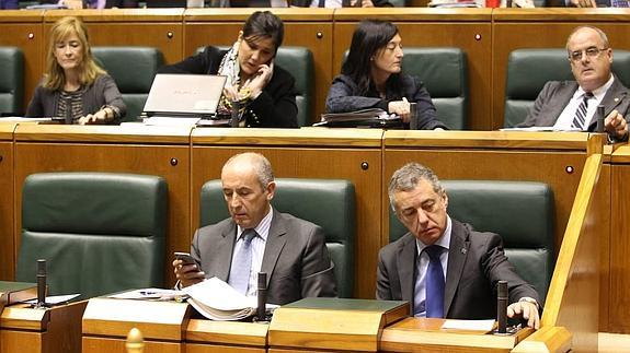 En primer plano, Josu Erkoreka e Iñigo Urkullu en la sesión de hoy jueves en el Parlamento. 