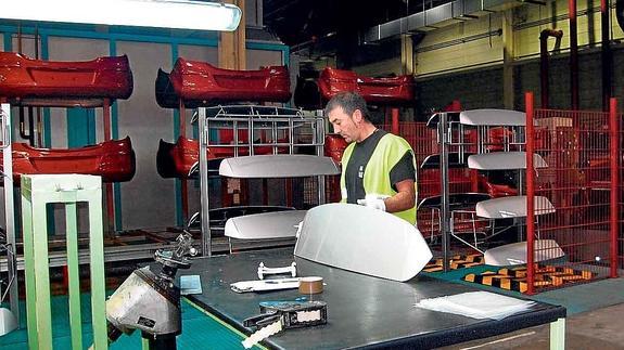 Un trabajador, durante su turno en la planta de IAC Group en Agoncillo.EL CORREO