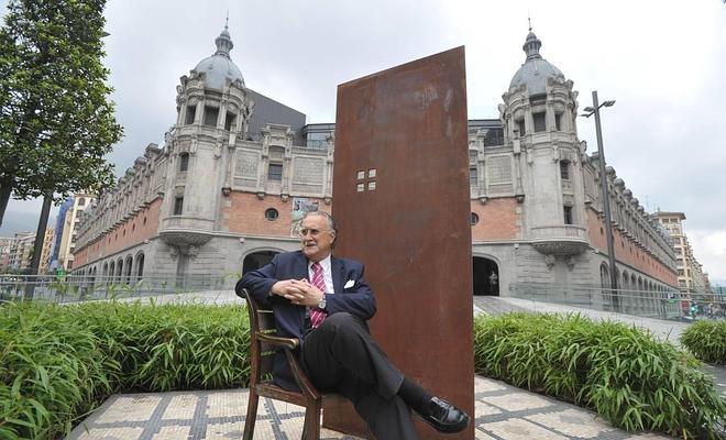 Iñaki Azkuna, con el edificio de la Alhóndiga al fondo. 