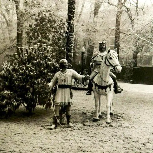 Los Reyes de Oriente 'cabalgan' sobre la nieve el 23 de diciembre de 1975