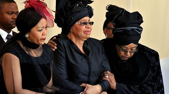 Graca Machel (centro) y Winnie, viudas de Mandela.  /E.JIYANE