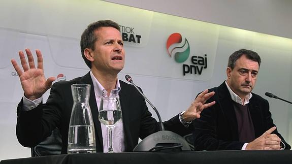 Los portavoces del PNV en el Congreso y el Senado, Aitor Esteban (derecha) y Jokin Bildarratz. 