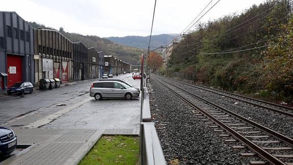 Las vías de tren a su paso por Bolueta.