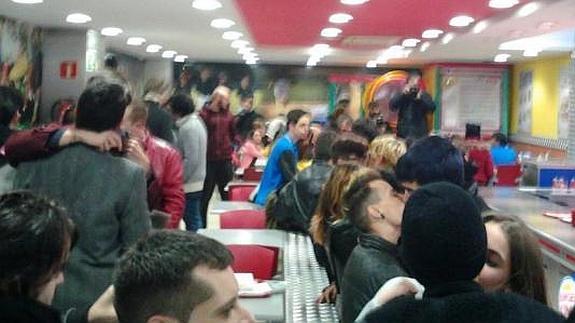 Una 'besada' contra de la expulsón de una pareja homosexual de una hamburguesería