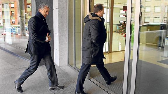 Los ejecutivos de Fagor CNA Group, Francisco Martín y Xabier Bengoetxea, a su llegada ayer al Ayuntamiento de Basauri.