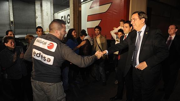 El diputado general de Bizkaia, Jose Luis Bilbao, visita la planta de Edesa en Basauri.