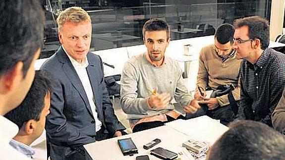 David Moyes charla con los periodistas.