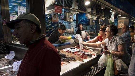 Actividad en una pescadería de La Ribera.