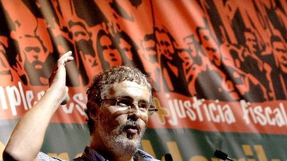 El secretario general de ELA, Adolfo Muñoz , durante su intervención hoy en un mitin en Bilbao.