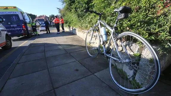 La rueda trasera de la bicicleta ha quedado deformada tras el atropello. 