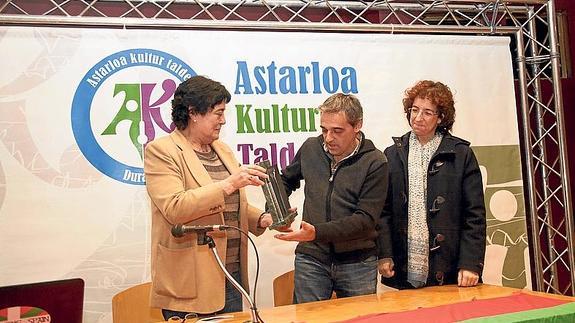 Alberto Izagirre, presidente de Tronperri, recibe el premio.