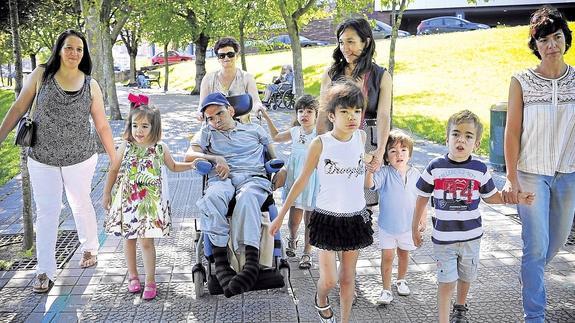 Seis de los ocho afectados por la enfermedad de Sanfilippo en el País Vasco, con sus madres, en un parque de Bilbao.