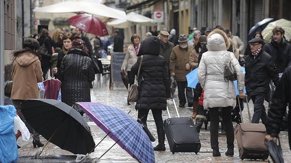 Numerosas personas caminan por el casco viejo de Bilbao.