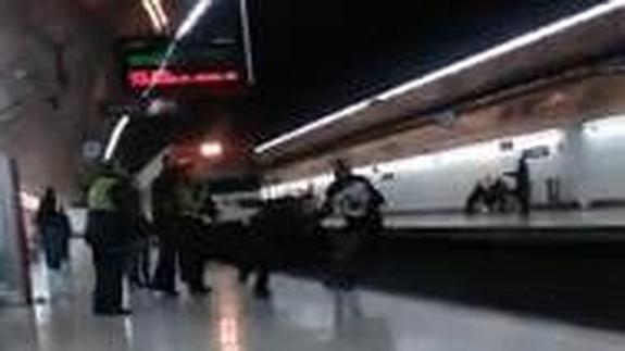 Momento en el que el policía es arrojado al tren.