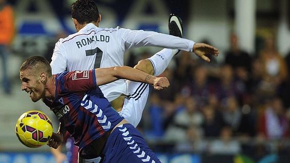 Raúl Albentosa se hace con un balón ante la presencia de Ronaldo. 