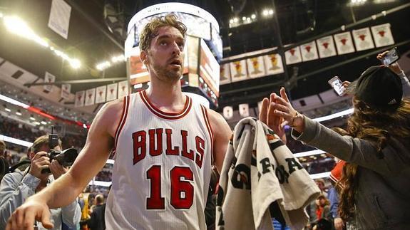 Pau Gasol recibe las felicitaciones del público tras su proeza. 