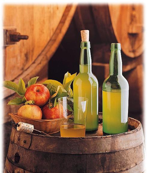 Bodegón de sidra y manzanas.