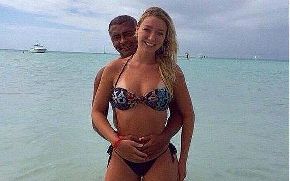 Romario, con su nueva novia. 