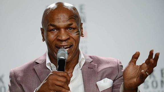 Mike Tyson habla durante una rueda de prensa.