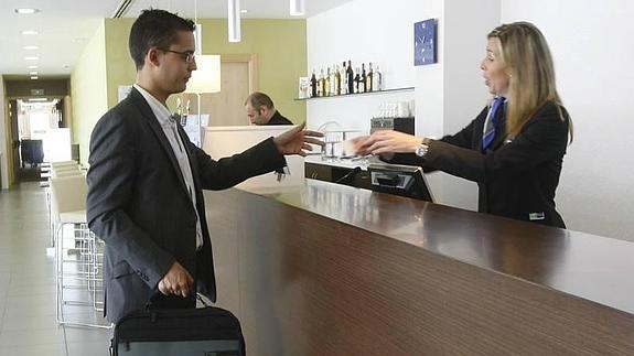 Un cliente se registra en un hotel de la capital alavesa. 