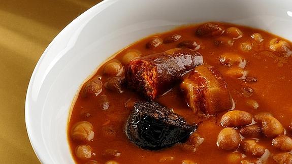 Plato de alubias con sus 'sacramentos'.