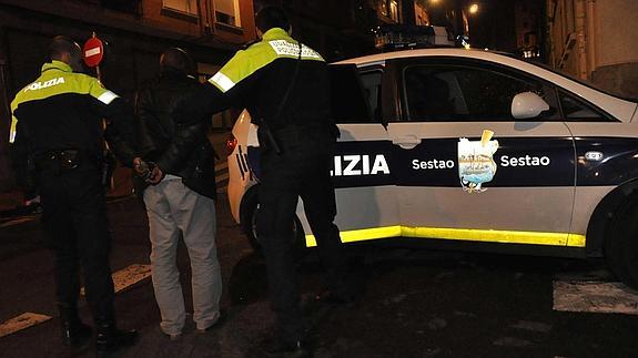 Dos policías municipales detienen a un presunto traficante en Sestao.