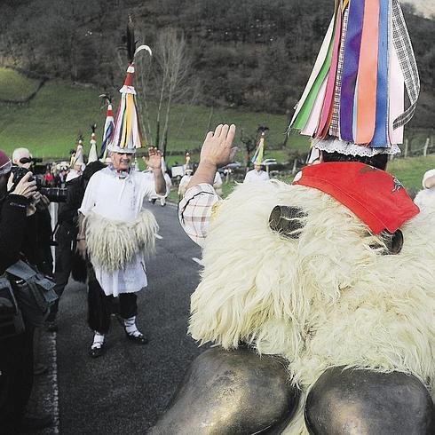 Los joaldunak de Zubieta y Aurtitz.