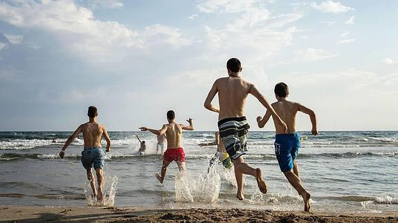 Estudiantes celebran en Salou que acaban de superar el examen de selectividad. 