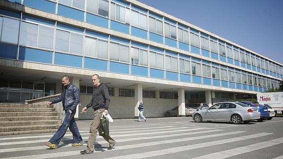 Algunos trabajadores de Cegasa, frente a la planta de Vitoria. 