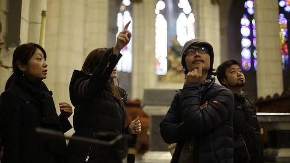 Un grupo de visitantes asiáticos, en el interior del templo. 