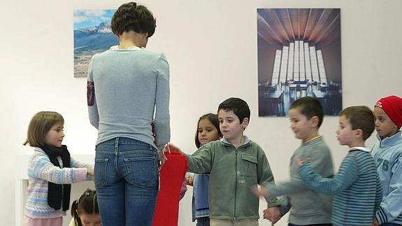 Grupo de niños durante una visita al Museo Artium.