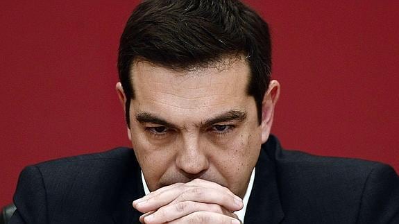 El líder de Syriza reclama la reestructuración de la deuda, igual que los economistas.