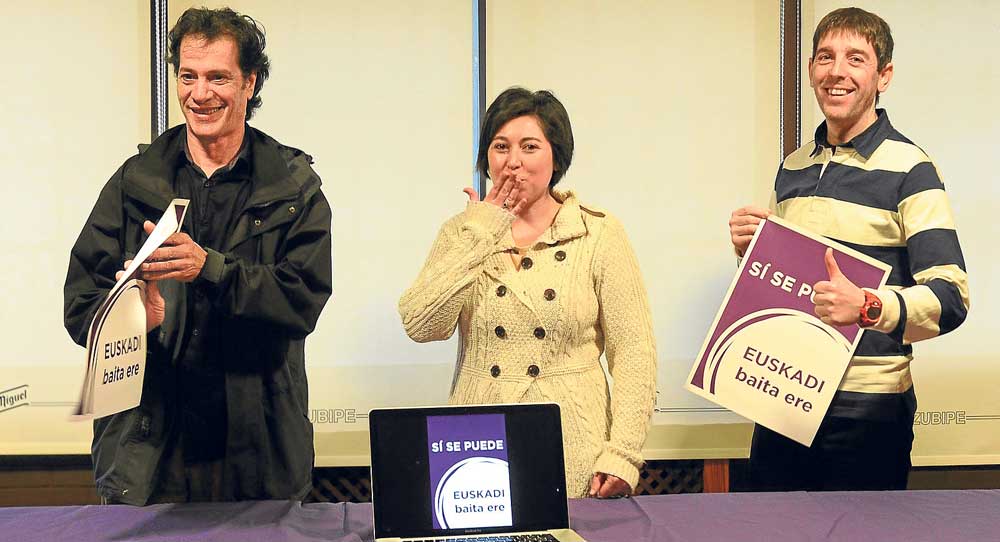 Iratxe Osinaga saluda a varios simpatizantes a la conclusión del acto, respaldada por Iñaki Etxebarria y José Luis Mintegia.