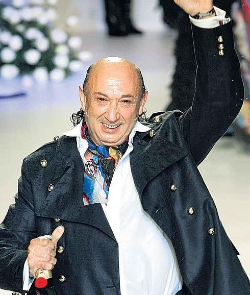 Francis Montesinos con una botella de champán tras un desfile.