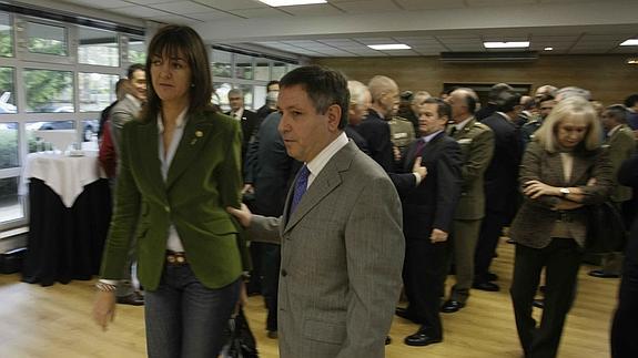 Mikel Cabieces, junto a Idoia Mendia.