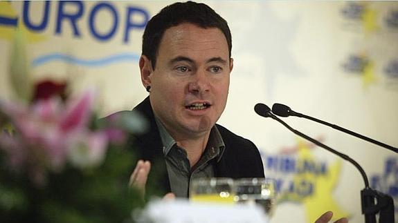 El presidente de Sortu, Hasier Arraiz, durante el desayuno informativo organizado por el Fórum Europa.