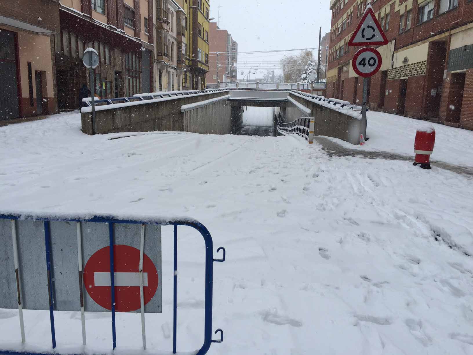 El paso soterrado de la calle Vitoria con la travesía de la N-1, se abrió al tráfico pasadas las 14.00 horas. 