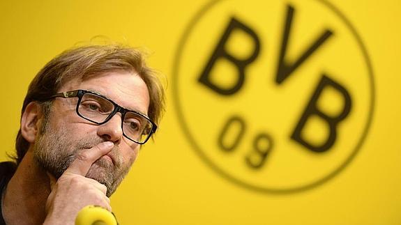 Jürgen Klopp, ante el escudo del Borussia de Dortmund.