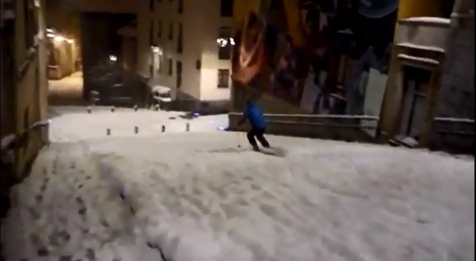 Un joven esquía por el Casco Viejo de Vitoria 