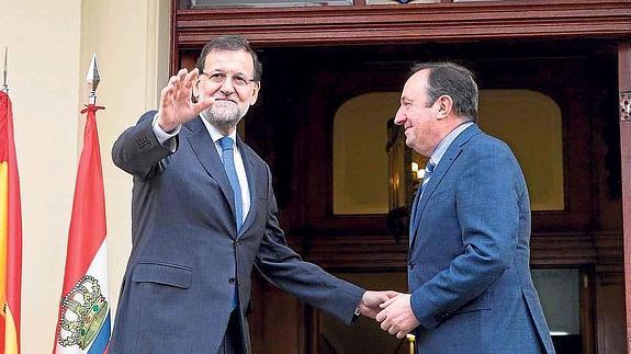 Rajoy y Sanz, en su saludo en la escalinata del Palacio de Gobierno regional.