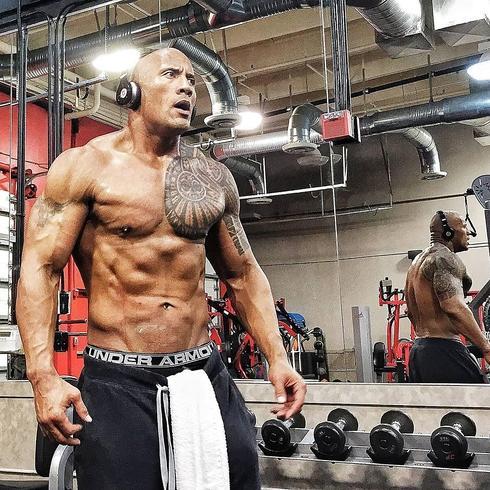 El hoy actor Dwayne Johnson, ‘La Roca’, en el gimnasio. 