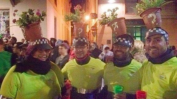 El hijo del concejal (tercero por la izquierda) junto con sus amigos en el carnaval de Barcelona.