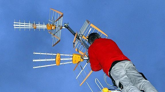 Un técnico en una antena.