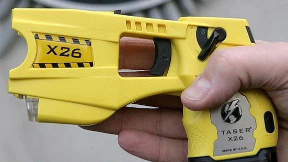 Los Mossos d'Esquadra utilizarán pistolas eléctricas en casos concretos.