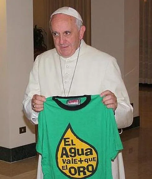 El Papa sostiene una camiseta con la leyenda ‘El agua vale + que el oro’.