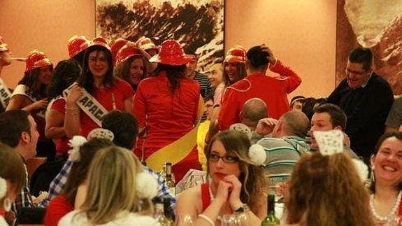 Varios grupos de despedida en una cena temática en un hotel.